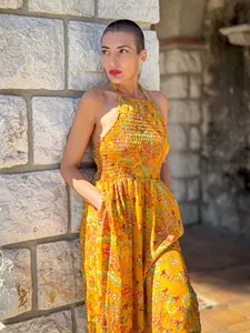 เดรสยาวปานกลางสไตล์โบฮีเมียนสำหรับผู้หญิง ลายดอกไม้ คอ halter แขนกุด เอวสม็อค แต่งกระเป๋า เหมาะสำหรับใส่ไปเที่ยวชายหาด - Product Image 4