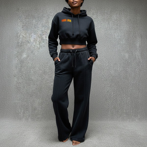 Ensemble de survêtement noir à capuche pour femme, pantalon long avec poches latérales, impression par transfert thermique avec logo personnalisé, coupe décontractée et ample - Product Image 1
