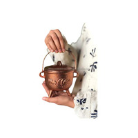 Brûleur d'encens aromatique indien traditionnel en fonte à trois pieds, orné de feuilles, finition cuivre antique, diffuseur