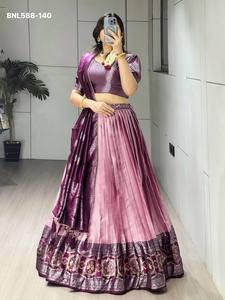 Proveedor de conjuntos de lehenga, blusa y dupatta de seda india tradicional de la mejor calidad con trabajo de tejido Zari, ropa étnica de la India. - Product Image 3
