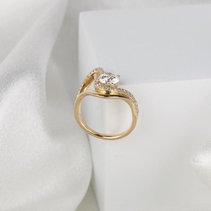 แหวนหมั้นเพชรเม็ดเดี่ยวสังเคราะห์ทรงเบเซลเซ็ต 0.80 กะรัต พร้อมวงแหวนโค้งเข้าชุด ทองคำขาว 14K รับรองโดย IGI - Product Image 1