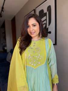 Conjunto de traje Anarkali de seda Chanderi verde menta de lujo con bloques de color amarillo lima, Kurta acampanada y pantalón, ideal para bodas indias y pakistaníes, o para el festival Mehendi. - Product Image 3