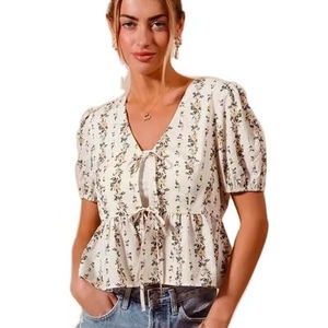 Blusa con estampado floral y lazo frontal con dobladillo fruncido de SO ME - Product Image 1