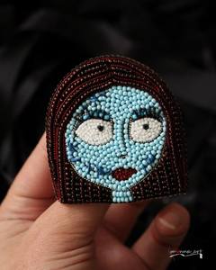 Broche artisanale de créateur brodée et perlée, cadeau pour elle, broche perlée colorée pour manteaux, sacs et chapeaux, broderie de qualité supérieure - Product Image 3