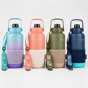 Botella de agua deportiva redonda de plástico azul de medio galón (2L) con correa de transporte y funda de almacenamiento para gimnasio, camping, fábrica de Vietnam - Product Image 1