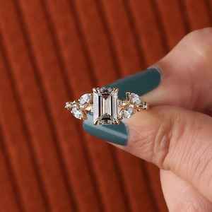 Bague en or massif 14 carats avec grappe de diamants taille émeraude cultivés en laboratoire en forme de branche d'arbre pour femme, cadeau de fiançailles ou de fête pour partenaires - Product Image 1