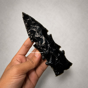 Sculpture en obsidienne noire en forme de pointe de flèche, sculptée à la main, art de forme libre, objet de collection, artisanat en pierre semi-précieuse - Product Image 2