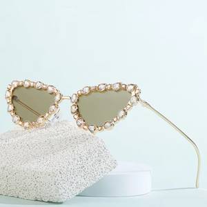 Lunettes de soleil diamantées tendance pour femmes et hommes, protection UV400, style chic pour les soirées, disponibles à la vente - Product Image 4