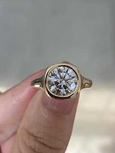 Bague en vermeil avec diamant rond brillant de 2,02 carats cultivé en laboratoire, sertie clos, en or massif 14 carats pour femme, idéale pour les mariages, les promesses ou comme cadeau pour les amoureux. - Product Image 2