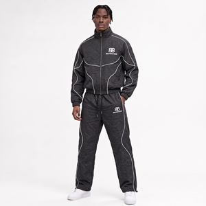 Conjunto deportivo de dos piezas para hombre, chándal negro con monograma jacquard, chaqueta cortavientos con ribetes blancos y pantalones deportivos, estilo streetwear. - Product Image 1