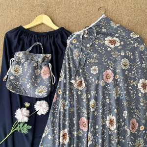 ชุดละหมาดผู้หญิงมุสลิมลายดอกไม้สีฟ้าอมเทาแบบอินโดนีเซีย ผ้าเรยอนพรีเมียม ชุดสองชิ้น พร้อมถุงเก็บของแบบมีเชือกผูกเข้าชุด - Product Image 1