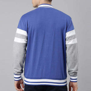 Veste de sport bleue pour homme avec manches grises et rayures blanches, vêtement d'extérieur décontracté, coupe classique, col rabattu, fermeture à boutons - Product Image 2