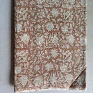 Tela de Algodón Estampada a Mano con Diseño Floral Marrón Beige, Tela India Hecha a Mano para Confección de Vestidos - Product Image 3