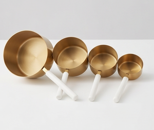 Tasses à mesurer en laiton avec poignées blanches, forme ronde, outils de mesure en métal résistants à la chaleur, parfaits pour une cuisine et une pâtisserie élégantes - Product Image 4