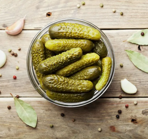 Pequeños pepinos encurtidos en tarro de cristal, en salmuera, pelados, verduras enlatadas, sabor salado - Product Image 3