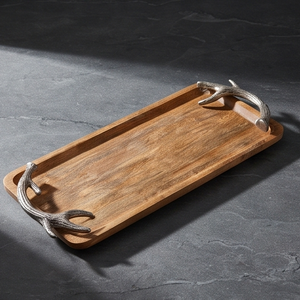 Tabla de servir rectangular artesanal de madera de mango, bandeja decorativa con contorno esculpido y asas de cuerno plateadas - Product Image 4