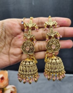 Pendientes Jhumka de diseñador con diseño de flor y hoja chapados en oro, con cadena para el cabello adjunta, para bodas y fiestas, fabricante de pendientes de moda. - Product Image 4