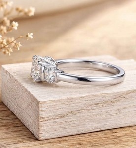 Bague de fiançailles en diamant de laboratoire taille brillant rond 0,57 ct, or massif 10K 14K 18K, design de joaillerie fine, certifié IGI E VVS - Product Image 4