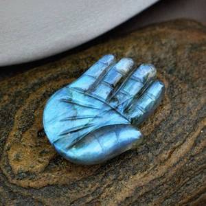 Pendentif en pierre précieuse naturelle de labradorite noire éclatante sculptée en forme de main de Hamsa, perles de cristal de 25 mm pour la fabrication de bijoux - Product Image 3