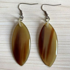 Juego de Aros y Pendientes de Lujo con Diseño de Ángel y Animal, Hechos a Mano con Cuerno de Búfalo Ecológico Pulido para Mujer - Product Image 1