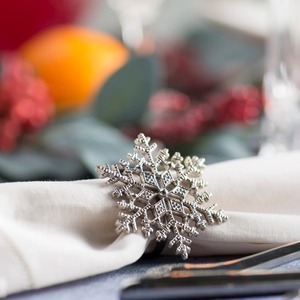 Porte-serviettes en forme de flocon de neige, artisanal et détaillé, élégant pour les fêtes de Noël, finition argentée, porte-serviettes décoratifs en forme de flocon de neige - Product Image 4