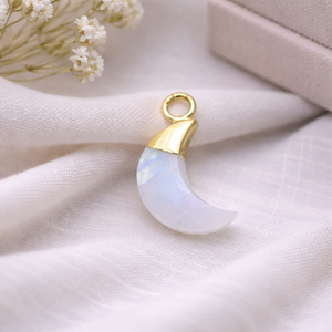 Amuleto de Luna Creciente de Piedra Lunar Natural |   Diseño de colgante chapado en oro de 5x16 mm - Product Image 1