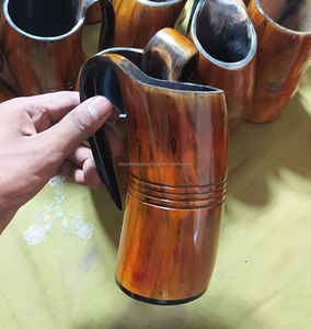 Mug en corne de bovin véritable sculpté à la main et gravé, provenance éthique, base en bois, sans danger pour les aliments, logo personnalisé disponible, style rustique médiéval - Product Image 3