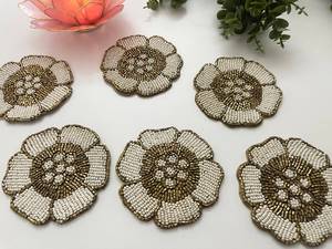 Sous-verres élégants faits à la main avec des perles pour tasses à thé et à café, accessoires de table décoratifs pour les intérieurs modernes - Product Image 2