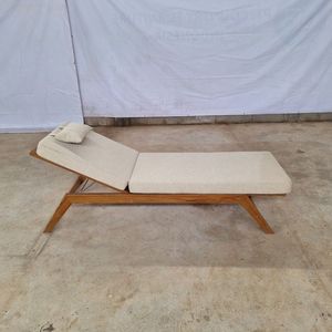 Chaise longue de patio en teck, meubles d'extérieur fabriqués en Indonésie, bois massif - Product Image 1