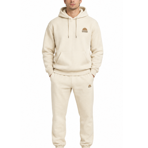 Conjunto Deportivo Clásico para Hombre en Color Beige Arena con Capucha y Forro Polar, Sudadera con Estampado Minimalista en el Pecho y Pantalones Deportivos a Juego - Product Image 1