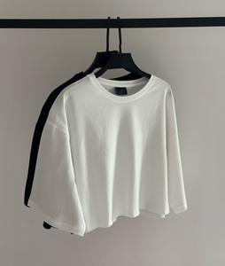 เสื้อยืดครอปทรงบ็อกซี่สำหรับผู้หญิง ผ้าคอตตอนหนานุ่ม สวมใส่สบาย ไหล่ตก ทรงหลวม สีพื้น แขนสั้น ขายส่ง - Product Image 5