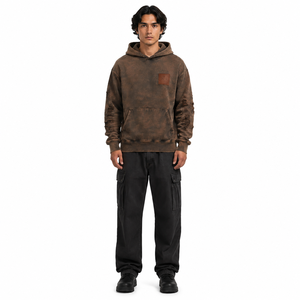 Sweat à capuche marron délavé vintage 450 g/m² pour homme, style workwear vieilli avec patch en cuir véritable, personnalisable OEM Sialkot - Product Image 1