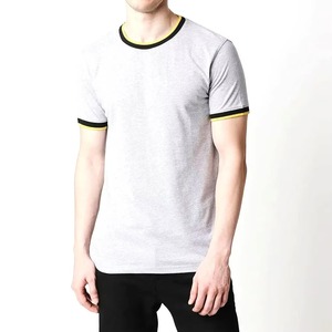 เสื้อยืดคอกลมแขนสั้นสีเทาสำหรับผู้ชายทรงเข้ารูปลำลอง แต่งขอบตัดกัน ผ้าคอตตอนผสมเนื้อนิต - Product Image 1