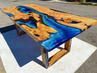 Table à manger moderne en bois massif avec bord naturel et plateau en résine époxy bleue, construction artisanale durable, mobilier de salle à manger haut de gamme