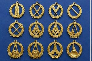 ชุดเครื่องประดับตราสัญลักษณ์ทองคำชุบคุณภาพสูงสำหรับเจ้าหน้าที่ฟรีเมสัน  ตราโลหะฟรีเมสัน อุปกรณ์พิธีกรรมสำหรับลอดจ์ ผู้ผลิต OEM - Product Image 1