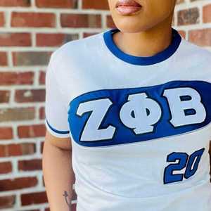 Camiseta Premium Blanca de Zeta Phi Beta con Bordado Azul de Letras Griegas para Mujer, Estilo Deportivo, Uso Casual - Product Image 6