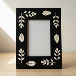 Cadre photo élégant en os incrusté, motif floral noir, décoration moderne pour la maison - Product Image 1