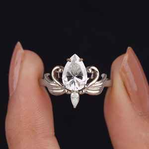 Anillo de moissanita Art Deco con corte de pera y diseño único de cisne para unisex, plata 925 original con baño de oro, regalo de boda para pareja. - Product Image 1
