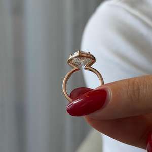 Impresionante Anillo de Compromiso con Diamante Cultivado en Laboratorio en Forma de Corazón de 5 Quilates, Engaste de Puntas, Oro de 14k, Diamante en Forma de Corazón, Certificado IGI - Product Image 3