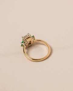 Bague en or à trois pierres, pierre centrale taille princesse, sertie griffe, bijoux de mariage, de fiançailles et de soirée - Product Image 2