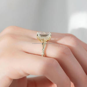 Anillo de Compromiso, Aniversario o Promesa para Mujer, con Moissanita Corte Esmeralda Única, Chapado en Oro sobre Plata de Ley 925 - Product Image 3