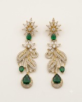 Boucles d'oreilles pendantes longues avec breloques fleur et feuille, pierres AD et pierres taillées en poire étincelantes, plaqué or antique, collection pour soirée