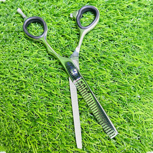 Tijeras de Peluquería Profesionales para Adelgazar el Cabello, con Punta Afilada para un Corte Preciso, Agarre Ergonómico para el Pulgar y Acabado Brillante - Product Image 2