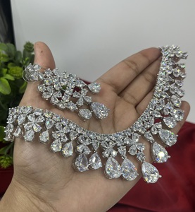 Ensemble de bijoux collier et boucles d'oreilles en zircone cubique pour femmes |   Ensemble de bijoux fantaisie de mariage indien, cadeau pour anniversaire - Product Image 3