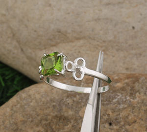 Anillo de Boda Clásico Minimalista con Peridoto Cuadrado y Cuarzo, Plata de Ley 925, Piedra de Nacimiento de Agosto para Mujer, Joyería Fina al por Mayor - Product Image 2