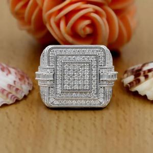 Bague Hip Hop en Argent Sterling 925 Premium avec Moissanite Scintillante Sertie en Bezel, Alliance Traditionnelle pour Femmes et Hommes - Product Image 1