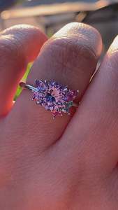 Anillo de Oro de 14K para Mujer con Zafiro Azul de Corte Redondo y Piedras Laterales Rosadas, Estilo Romántico de Compromiso - Product Image 5