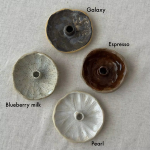 Portavelas de cerámica redondo a rayas hecho a mano para mesa en decoración del hogar, restaurantes y rituales religiosos por UO INDIA. - Product Image 1