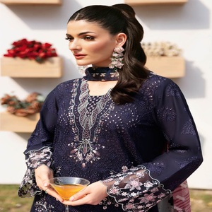 Robe Panjabi pakistanaise brodée sur pelouse pour femmes Costume Salwar Kameez trois pièces conçu par Ramsha Vol ANDAAZ-9 - Product Image 3