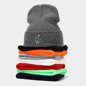 Bonnet unisexe en tricot souple brodé champignon, style minimaliste européen, polyvalent pour le voyage - Product Image 3